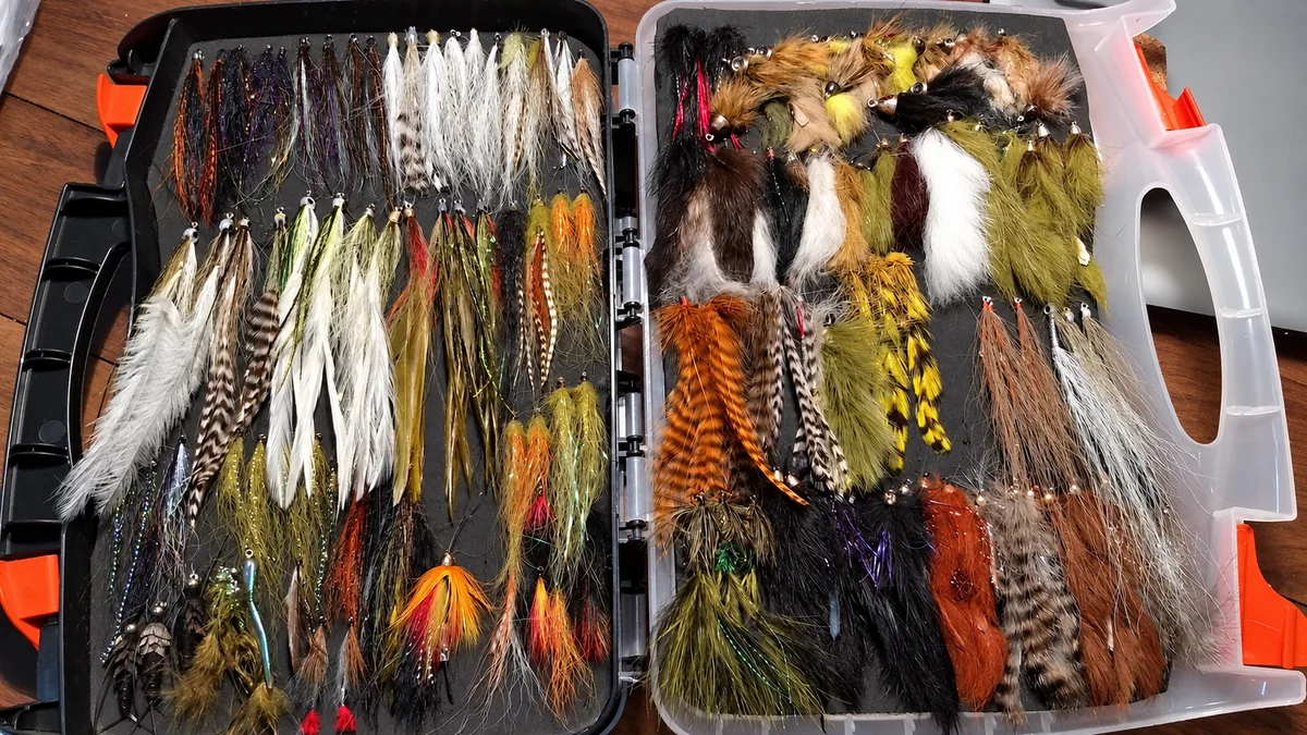 Caja con streamers y otras moscas para pescar truchas