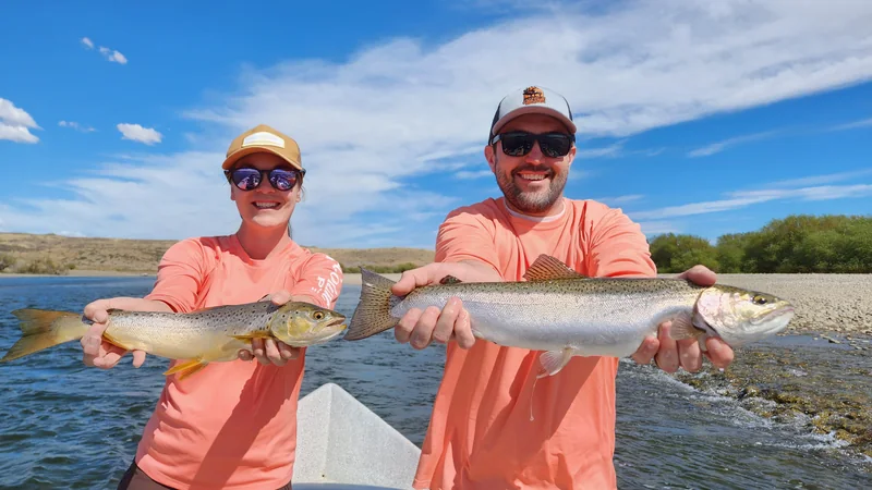 Dos pescadores compartiendo una jornada de pesca de truchas en Patagonia