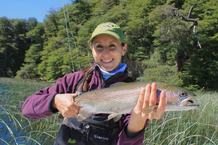 Maru con una trucha durante una salida de pesca con mosca en Patagonia