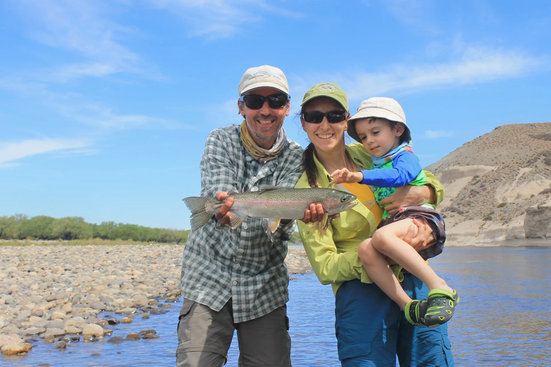 Lucas, Maru y su hijo Thiago compartiendo un día de pesca junto a un río en Patagonia