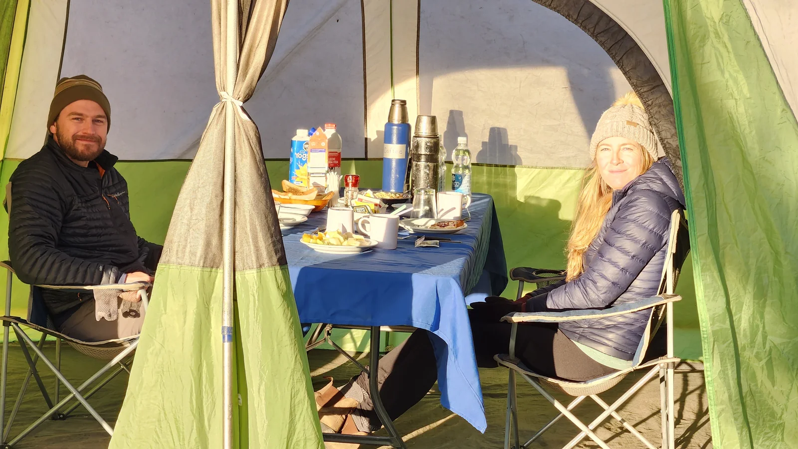 Riverside breakfast on a Collón Cura fishing expedition from Bariloche
