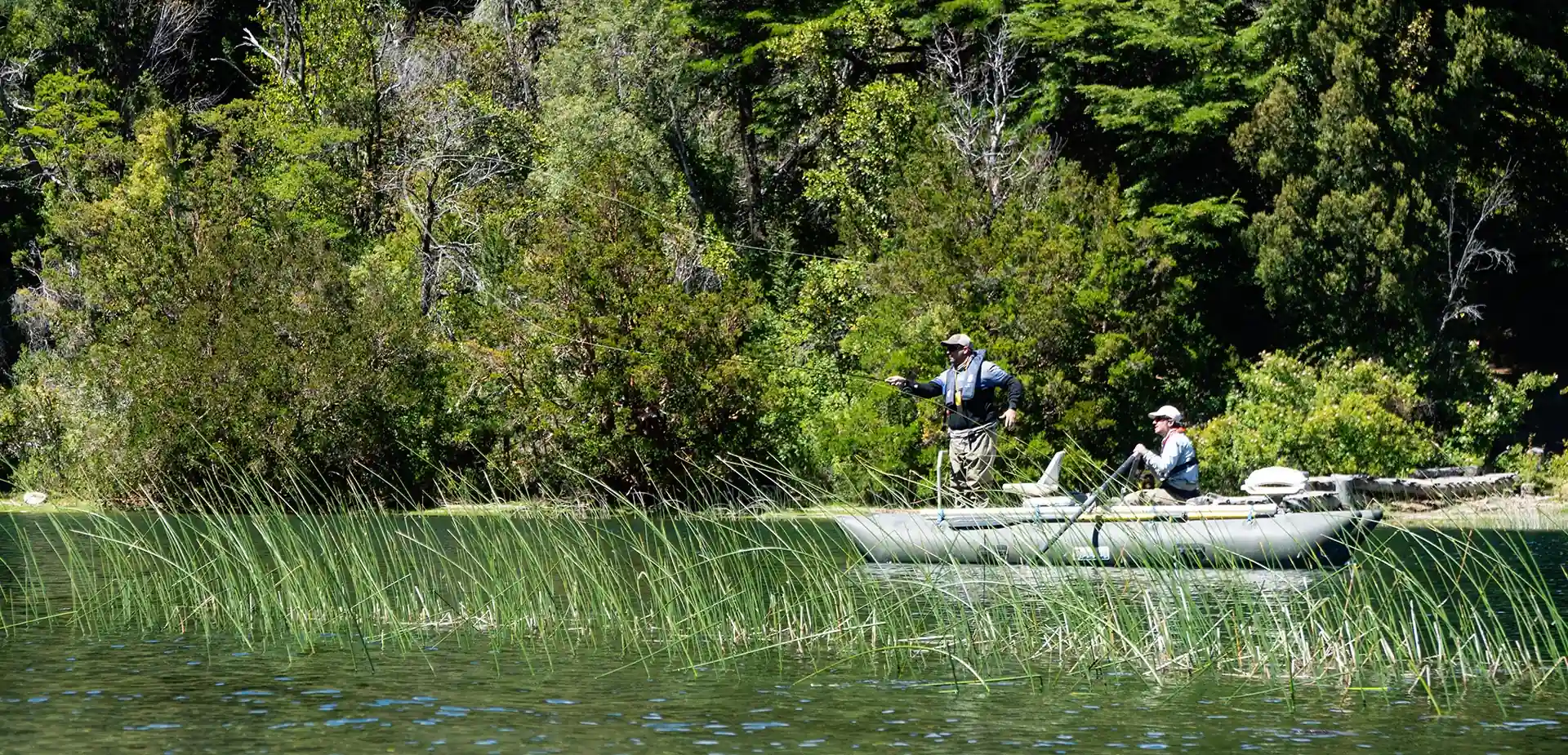 Pesca con mosca seca en el Río Manso Inferior en Bariloche, Patagonia Argentina — guiada por un outfitter profesional local.